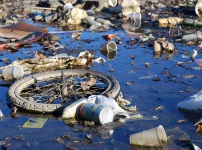 Маленькі річки на Закарпатті перетворюються на сміттєзвалище