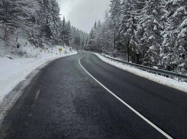 Впродовж ночі дорожники розчищали та підсипали дороги у гірській частині Закарпаття