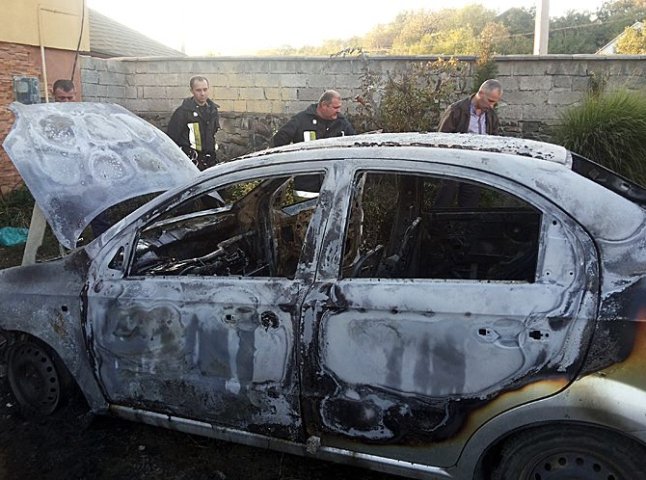 Біля райвідділу міліції у Перечині гасили палаючий автомобіль