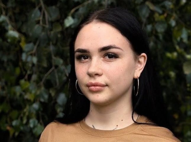 18-річна дівчина підписала контракт зі 101 бригадою ТРО і захищатиме Україну від ворога