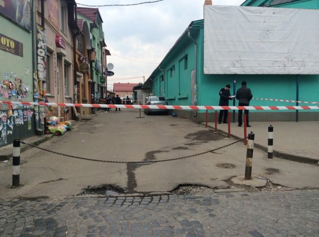 Черговий пакет "з вибухівкою" у Мукачеві виявився наповненим макулатурою (ФОТО)