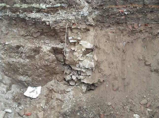 Будівельники натрапили в Ужгороді на старовинну кладку. В мережі гадають, що це може бути