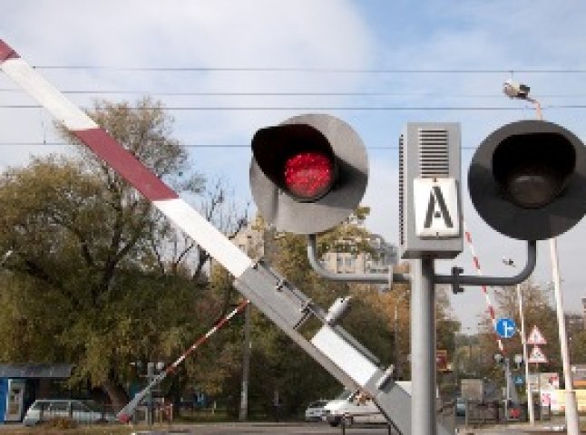 Мукачівець пошкодив шлагбаум мікроавтобусом