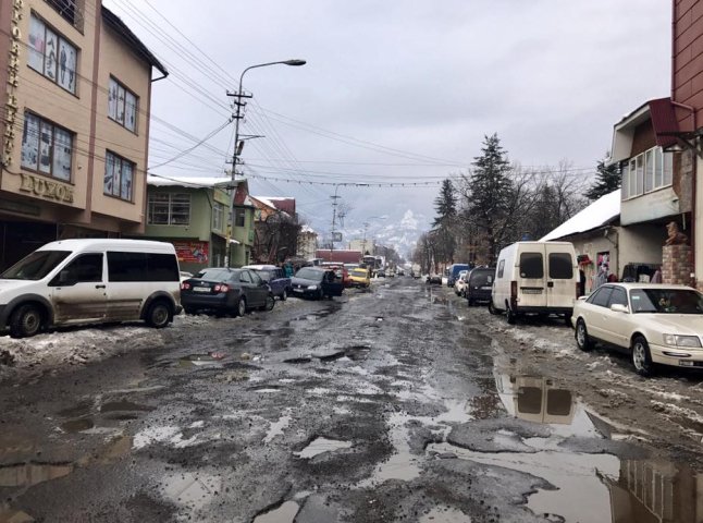 Користувачів соцмереж шокував стан дороги у Дубовому, що на Тячівщині