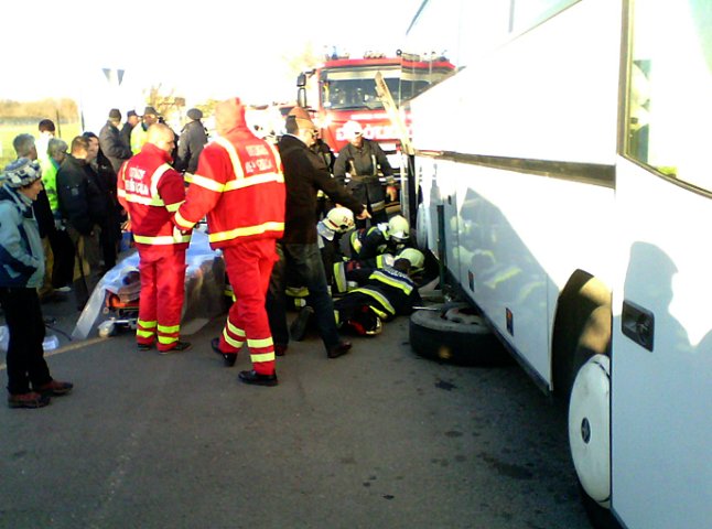 Берегівські та угорські пожежники врятували людину з-під автобуса
