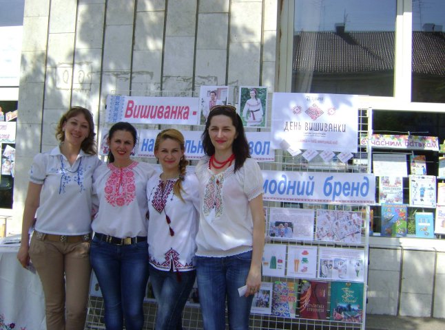 Мукачівські бібліотекарі запросили містян долучитись до Всеукраїнського Дня вишиванки
