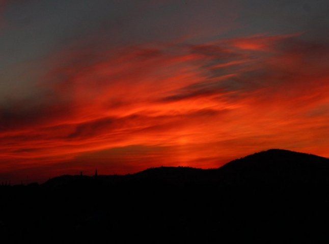 Червоне небо над Мукачевом вразило своєю красою