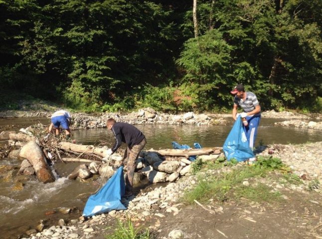 Волонтери очистили від сміття околиці села Косівська Поляна