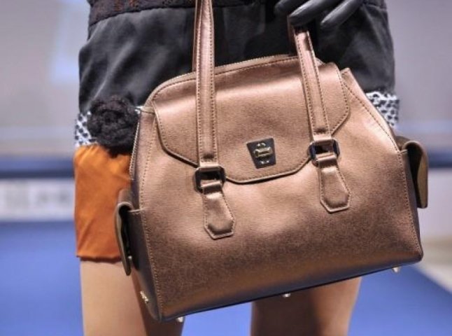 23-річна дівчина вкрала сумочку в якій знаходилась тисяча гривень