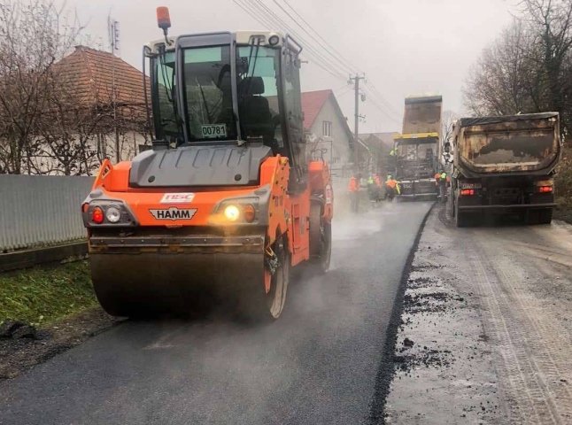 На одну відновлену дорогу на Закарпатті стане більше: де почали ремонт