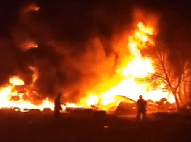 Масштабна пожежа на Мукачівщині: рятувальники намагаються загасити вогонь