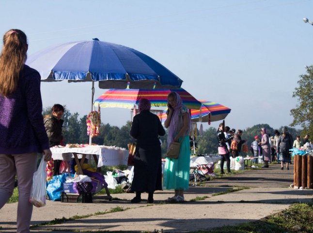 Набережна Мукачева, перед монастирем, нагадує торгову алею (ФОТО)