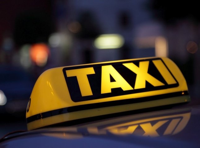 В Ужгороді таксист відмовив у перевезенні дівчині з обмеженими можливостями