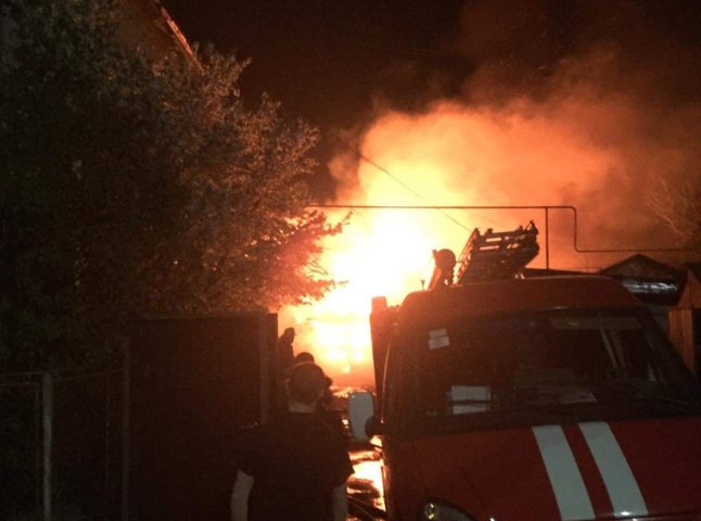 Стали відомими подробиці нічної пожежі у гаражах у Мукачеві