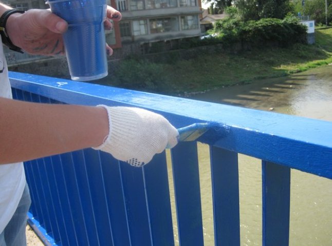 Синьо-жовтий флешмоб триває: у Мукачеві фарбують центральний міст (ФОТО)