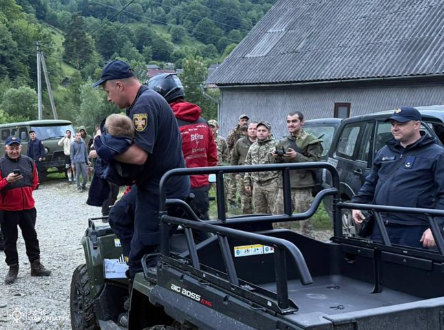 Дивовижний порятунок: понад сотня людей шукали 2-річного хлопчика на Закарпатті Дивовижний порятунок: понад сотня людей шукали 2-річного хлопчика на Закарпатті