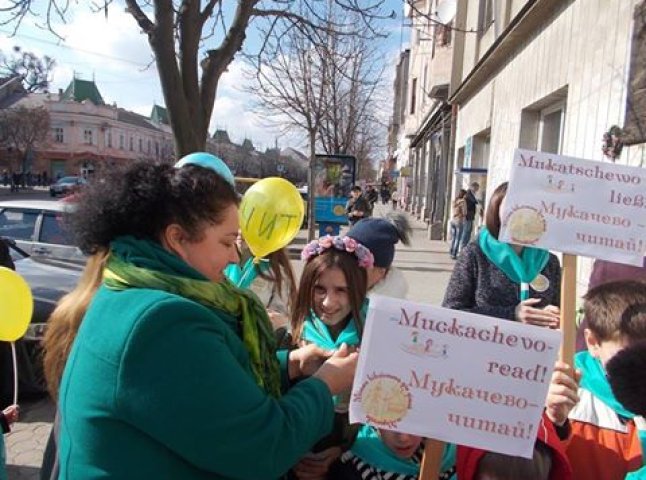 Учасники бібліоходи "Мукачево – читай!" запрошували містян читати книги