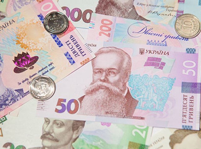 Чому не всі українці досі не отримали обіцяні 6500 гривень: пояснення банку