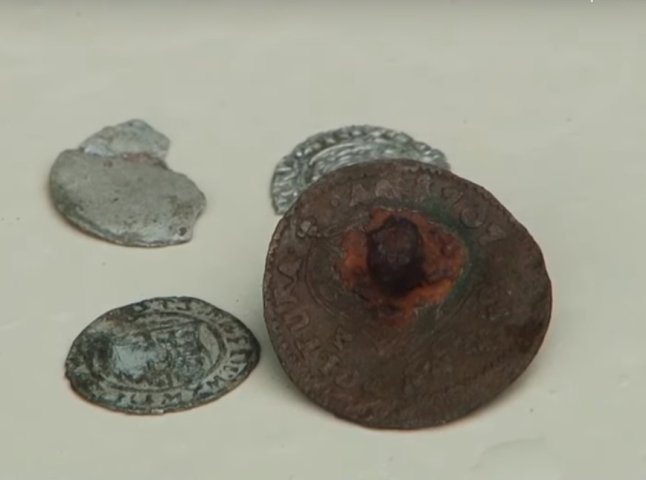 У Хустському замку археологи знайшли монети та заготовки для виготовлення фальшивих монет