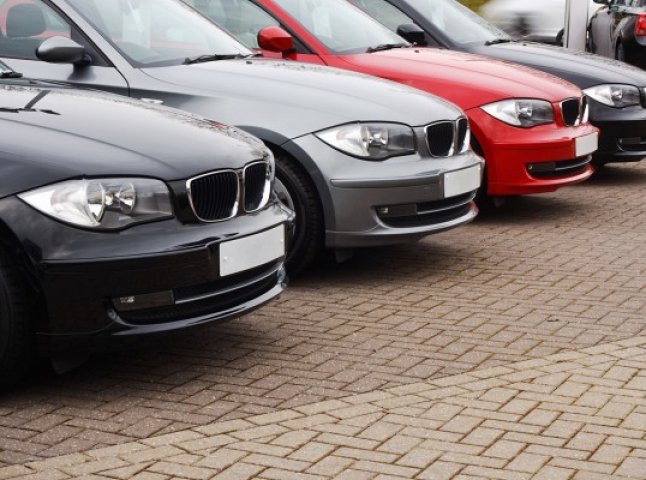 Закон про зниження акцизів на ввезення вживаних авто може запрацювати без президентських обмежень