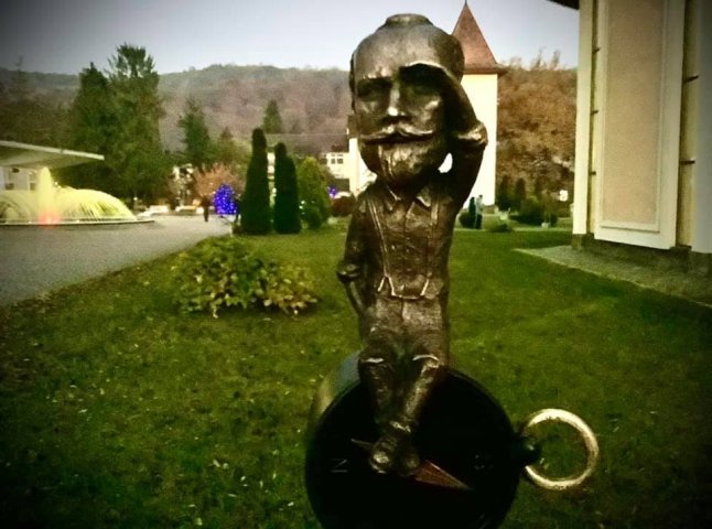 На Свалявщині встановили першу міні-скульптурку