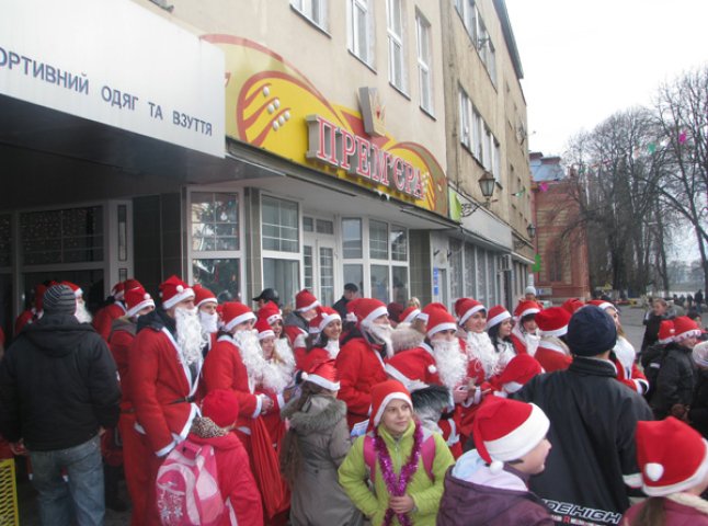 В Ужгороді відбувся традиційний парад Миколайчиків (ВІДЕО)