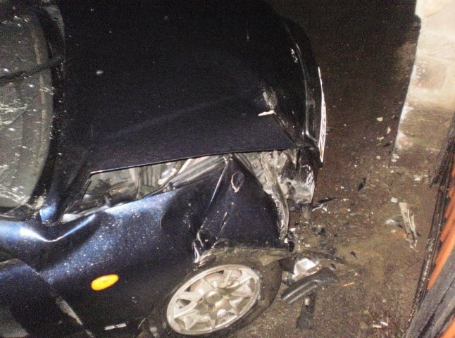 У Мукачеві п’яний водій на своєму автомобілі врізався у будинок (ФОТО)