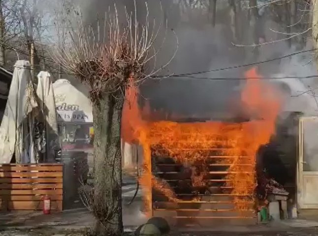 В Ужгороді горить кафе: опубліковано відео з місця події