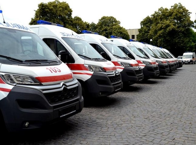 Закарпатські медики отримали понад 20 нових автомобілів "швидкої допомоги" 
