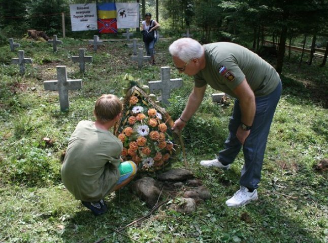 Скаути розчистили військовий некрополь на Рахівщині