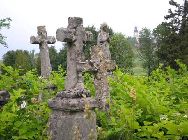 На Берегівщині вандали осквернили кладовище