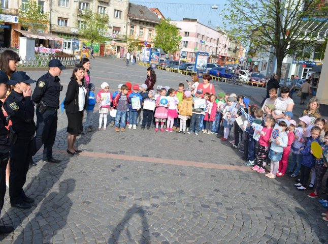 Поліція вчила у центрі Мукачева дошкільнят правилам дорожнього руху