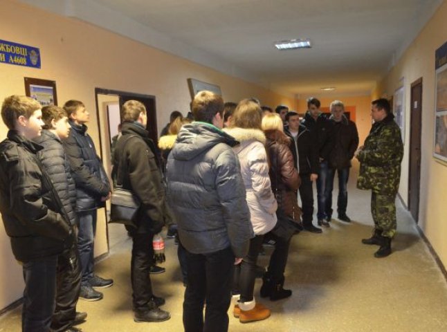 Учнів 11 класів шкіл Мукачівського району водитимуть на екскурсії у військові частини