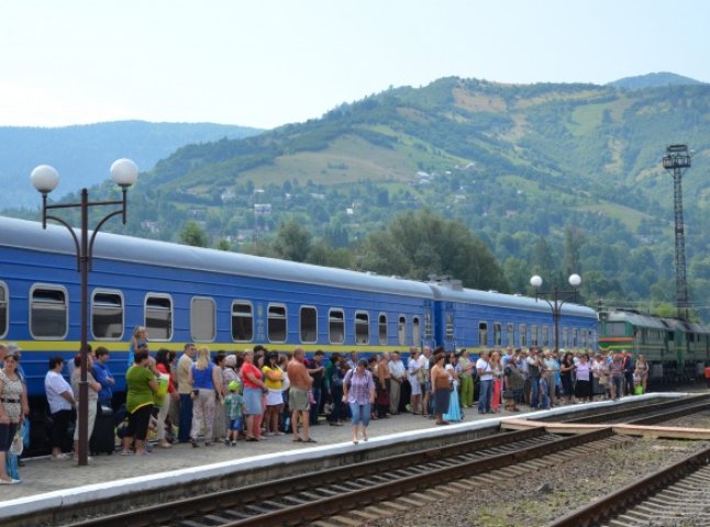 Два вагони потягу "Рахів-Київ" зійшли з рейок