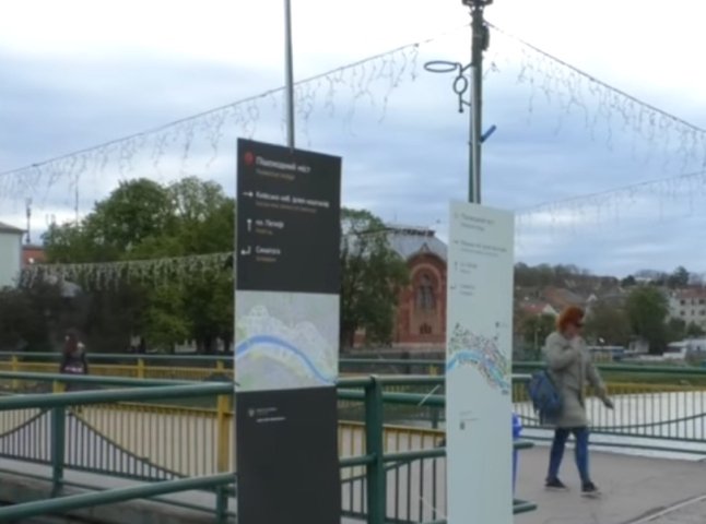 На пішохідному мосту в Ужгороді з’явились два стенди з туристичною мапою міста