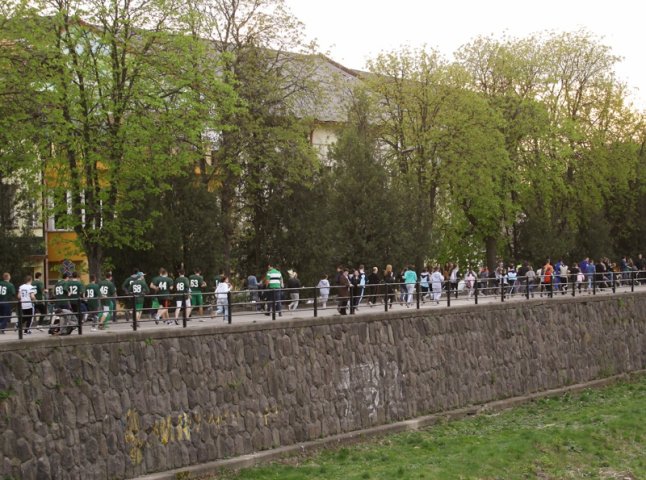 В Ужгороді молодь влаштувала нічний забіг