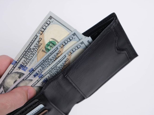 Скільки доларів і євро можна перевозити через кордон