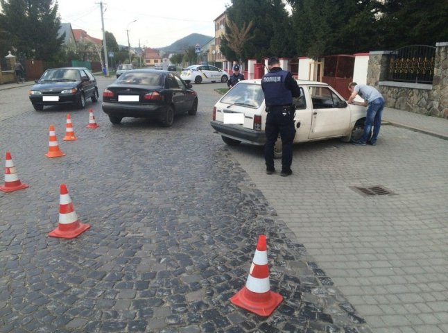 У Мукачеві неподалік прокуратури зіткнулись дві автівки