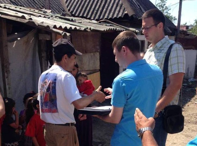 Соцінспектори навідались у ромський табір Мукачева, щоб перевірити, на що матері витрачають "дитячі" гроші