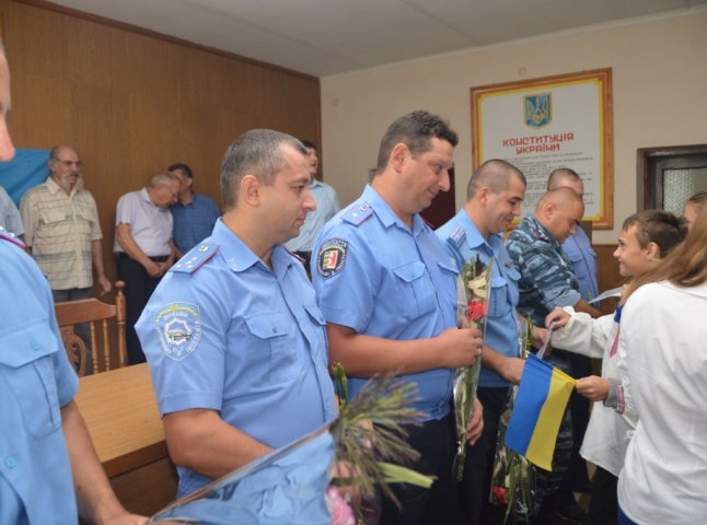 Берегівських правоохоронців, які повернулися із зони АТО, зустрічали привітаннями та словами подяки