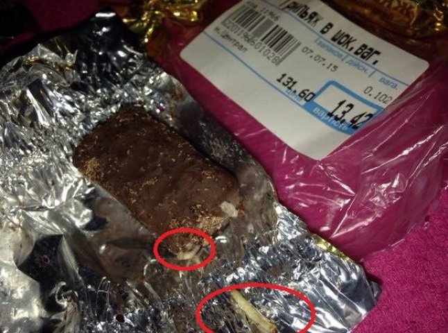 У шоколаді, придбаному в одному із магазинів в самому центрі Мукачева, виявили хробаків