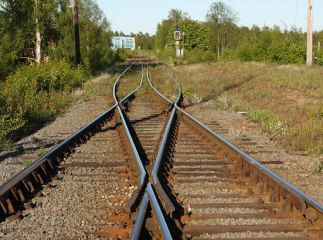 На Виноградівщині нетверезий чоловік впав під поїзд і втратив руку