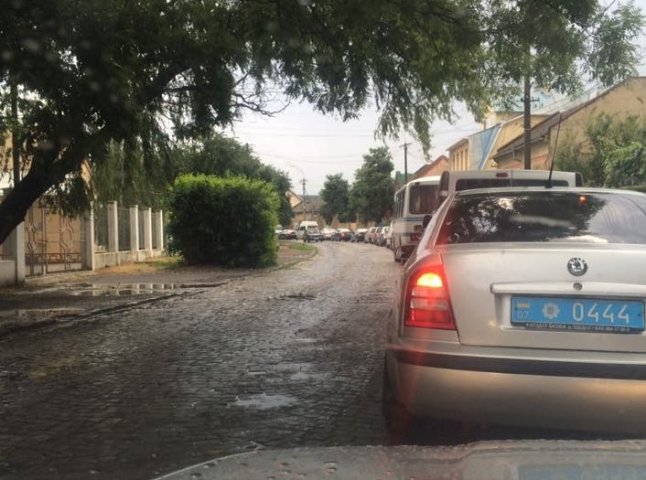 Горезвісний переїзд вулиць Анкудінова-Руська в Ужгороді знову затопило. У місті затори