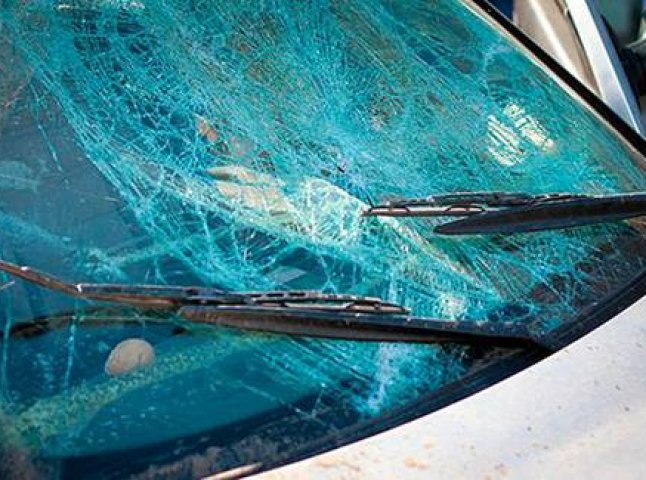 П’яний закарпатець розбив скло в чужому автомобілі