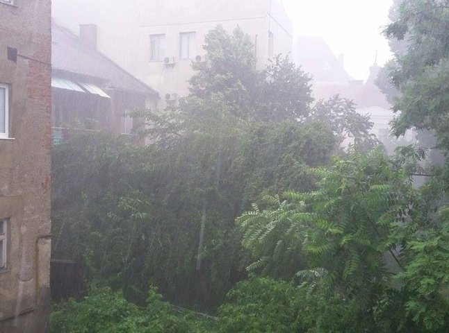 В Ужгороді паде дощ з градом