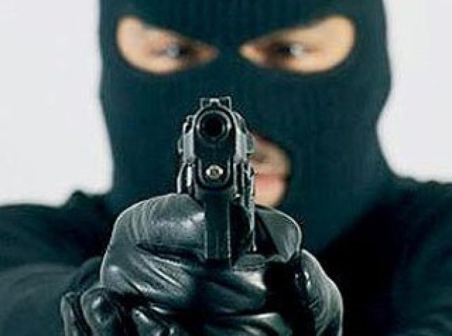 В Ужгороді невідомі в масках та з пістолетом у руках пограбували будинок, який був під охороною міліції