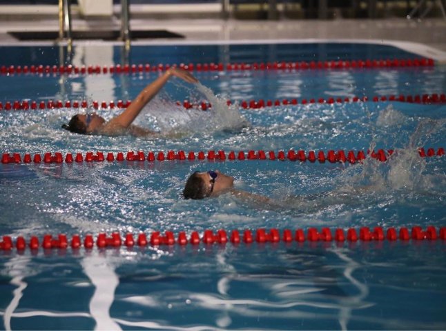У Мукачеві провели перші у 2022 році змагання з плавання