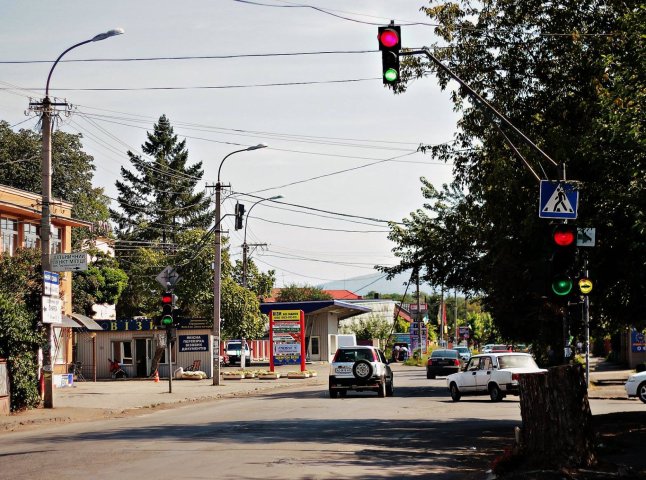 В Ужгороді один зі світлофорів одночасно світить червоним та зеленим кольорами