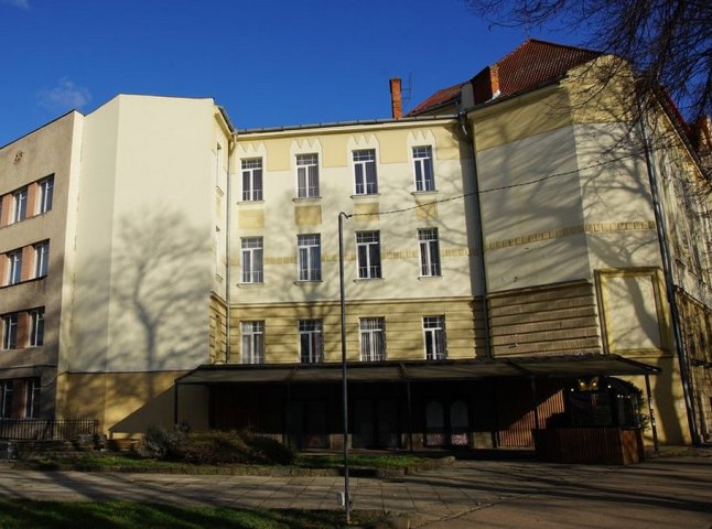 На набережній Незалежності в Ужгороді хочуть встановити модульний туалет. Містяни обурені рішенням