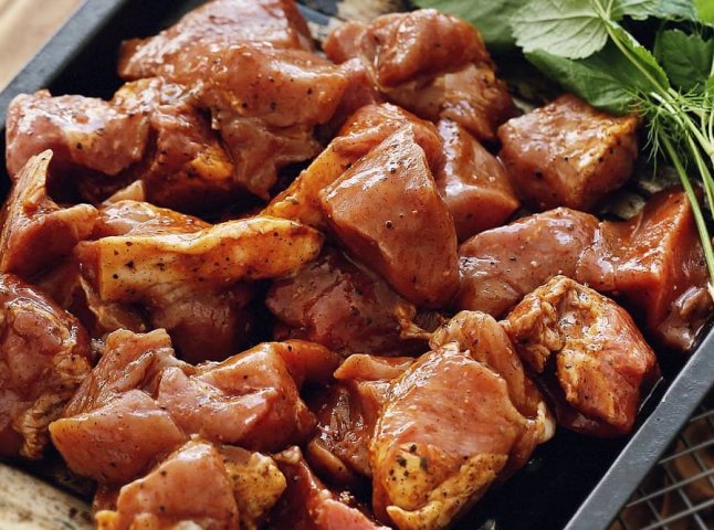 Як довго маринувати м’ясо для шашлику: Клопотенко назва оптимальну тривалість